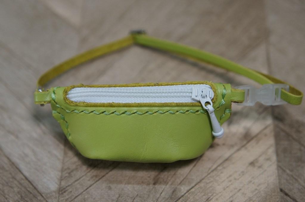 【本革】30cmドール用 ボディバッグ【ライトグリーン】/ オビツ30・テヤンサイズ | 2枚目